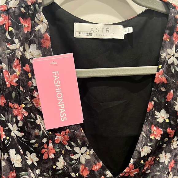 NWT ASTR Floral V-Neck Women's Top - Picture 2 of 4